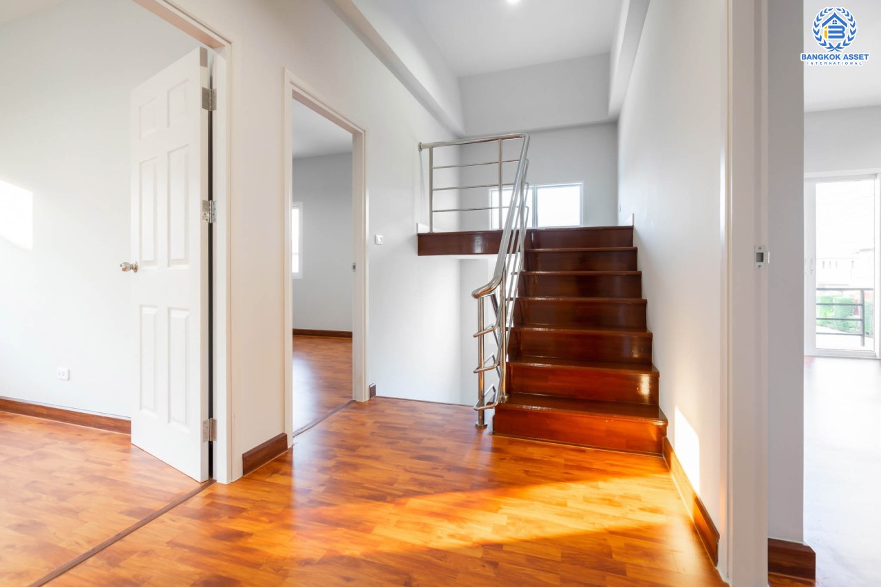 บ้านมือสองตกแต่งใหม่ ม.สิริกานต์ บางใหญ่-เซ็นทรัลเวสต์เกต หลังใหญ่ หลังริม เนื้อที่ 60.9 ตร.ว. ฟังก์ชั่น 3 ห้องนอน 3 ห้องน้ำ 3 ที่จอดรถ Facility ครบครันพร้อมทุกการเข้าอยู่ บนทำเลเดินทางสะดวก ใกล้ถ.กาญจนาภิเษก และเพียง 10 นาทีถึงรถไฟฟ้า "สถานีคลองบางไผ่"